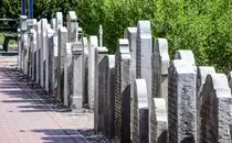 Die Sprechenden Grabsteine von Amrum, auch Erz�hlende Grabsteine, stehen auf einem gesonderten Areal auf dem die St.-Clemens-Kirche umgebenden Friedhof in der Gemeinde Nebel. Ihre Inschriften berichten vom Leben der Verstorbenen und/oder enthalten Bibelzitate. Sie geben Auskunft �ber Beruf, Lebensauffassung, Rang und Familie der Bestatteten. Aufnahme: 6. Mai 2025.