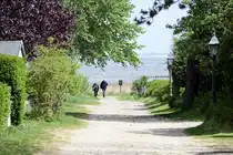 Die Dorfstra�e Waaswai im Dorf Nebel auf der Nordseeinsel Amrum. Aufnahme: 6. Mai 2025.