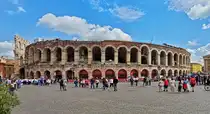 Sehensw�rdigkeit in Verona, das R�mische Amphitheater am Piazza Bra, im Inneren werden die Trib�nen f�r die n�chste Veranstaltung aufgebaut. 05.2025