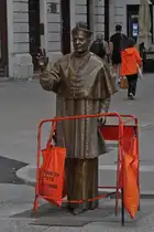 Bronze Statue vom Bischof Antonio Santin, (Bischof von 1938-1975) vor der Kirche Sant'Antonio in Triest. 05.2025