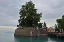 Ein Teil der Stadtmauer im Hafen von Peschiera del Garda. 05.2025