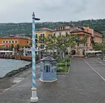 Blick vom Schiff auf den Anleger mit dem Ticketh�uschen von Torri del Benaco am Gardasee. 05.2025