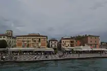 Blick auf die Strandpromenade von Lazise, kurz bevor unser Schiff am Anleger anlegt. 05.2025