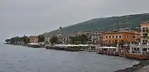 Blick vom Schiff auf die obere Strandpromenade von Torri del Benaco am Gardasee. 05.2025