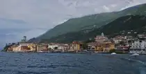 Wir haben soeben den Anleger in Malcesine mit einem anderen Schiff verlassen. Blick auf den Ort Malcesine. 05.2025