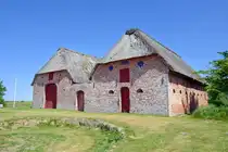 Kommand�rg�rden ist ein historischer Erbhof auf der d�nischen Nordseeinsel R�m (d�nisch R�m�). In der Scheune wird das Skelett eines Pottwals aufbewahrt. Das aufgeh�ngte Skelett stammt von einem 1996 auf R�m� gestrandeten Wal. Aufnahme:19. Mai 2025.