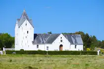 St.-Clemens-Kirche in Kirkeby auf der d�nischen Nordseeinsel R�m (d�nisch). In die Kirchenb�nke der Kirche sind die Namen der ber�hmten Familie M�ller eingeritzt und bemalt, die von der Insel stammt. Es ist diese Familie M�ller, die hinter dem Konzern A.P. M�ller-M�rsk steht, der 100.000 Menschen besch�ftigt und Niederlassungen in 130 L�ndern hat. Aufnahme: 19. Mai 2025.