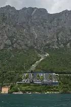 Ein vor kurzem erbautem Hotel an der Steilabfallenden Felswand mit einer Angelegten Rille um die Wassermassen aus den Bergen zu leiten. 05.2025