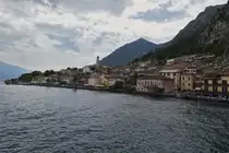 Nach dem Verlassen des Anlegers von Limone, Blick zur�ck auf die Stadt und die Felsen Konstellationen. 05.2025