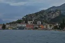 Blick vom Schiff auf den Ort Torbole am Gardasee, nachdem wir den Anleger verlassen haben. 05.2025