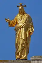 Vor dem Bahnhof Roma Termini sieht man diese Jesus Statue �ber den D�chern der Umgebung. 05.2025
