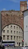Bogen durch die Stadtmauer nahe der Piazza Citadella in Verona. 05.2025
