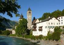 Blick �ber den Inn auf alten Ortsteil von Susch mit Kirche am 18.08.2008