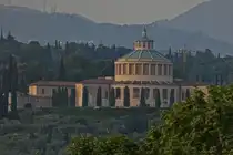 Die Wallfahrtskirche Madonna di Lourdes die auf dem H�gel San Leonardo in Verona steht. 05.2025