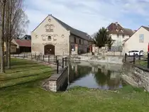 Fienstedt, H�user und Dorfteich am Dorfring (13.04.2025)