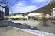 Suhl, Blick �ber den Platz der Deutschen Einheit, auf das Congress Centrum mit dem Fahrzeugmuseum, April 2025