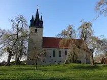 Brumby, evangelische St. Petri Kirche, erbaut im 12. Jahrhundert mit f�nfspitzigem Turm (14.04.2025)