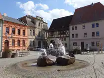 Calbe, Brunnen und H�user am Marktplatz (14.04.2025)