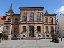 Calbe, Rathaus mit Rolandstatue, erbaut 1876, zweigeschossiger Backsteinbau (14.04.2025)