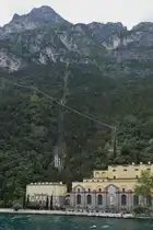 Das Wasserkraftwerk mit den Versorgungsrohren aus den Bergen am Rande des Gardasees in Riva del Garda. 05.2025