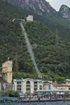 Panorama Standseilbahn nahe dem Schiffsanleger in Riva del Garda zur Bastion von Riva, hoch �ber Riva del Garda am Gardasee. 05.2025