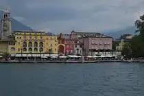 Blick von der F�hre Tonale, auf die Uferpromenade von Riva del Garda mit dem Apponale Turm. 05.2025