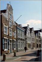 In der Altstadt von Leer sind schmucke Giebelh�user zu bewundern. Im Vordergrund das sogenannte Samson-Haus. Scan eines Dias aus dem Fr�hjahr 2005.