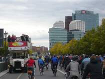 Sightseeing auf dem Fahrrad. Einige der Radfahrer waren aus anderen St�dten angereist. Hier am Potsdamer Platz. 20.9.2008