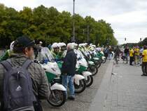 Die Fahrraddemos in Berlin werden immer von Motorradpolizisten begleitet. Ob das Umdenken, das im Motto angesprochen wird, irgendwann mal dazu f�hrt, dass es Polizei auf Fahrr�dern gibt? 20.9.2008