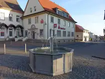 Hecklingen, Brunnen und Sparkassengeb�ude am Markt (15.04.2025)
