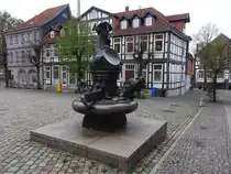 Alfeld / Leine, Denkmal Die Zeit und ihre Geister am Marktplatz (17.04.2025)