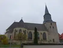 Delligsen, evangelische St. Georg Kirche, Kirchturm aus Brucksteinen von 1609, Langhaus erbaut 1887 (17.04.2025)