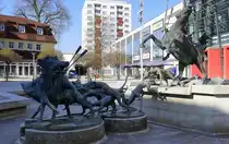 Suhl, der Dianabrunnen in der Fu�g�ngerzone, vom K�nstler Waldo D�rsch, aufgestellt 1983-84, April 2025