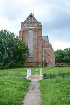 Das Doberaner M�nster gesehen von der Westseite. Das Doberaner M�nster war bis zur Mitte des 16. Jahrhunderts die Kirche des Zisterzienser-Klosters Doberan. Es ist heute die Kirche der Evangelisch-Lutherischen Kirchengemeinde Bad Doberan. Aufnahme: 7. Juni 2025.