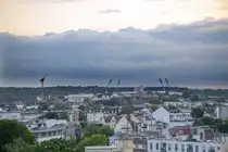 Sicht auf Rostock in nordwestlicher Richtung vom Dachgarten des Restaurants KAI40. Im Hintergrund ist das Heimstadion von Hansa Rostock, das Ostseestadion, zu sehen. Aufnahme: 6. Juni 2025.