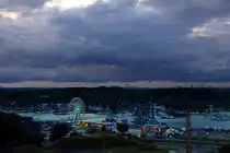 Abendblick in �stlicher Richtung �ber die Warnow und den Rostocker Stadthafen von der Dachterrasse �ber dem Restaurant KAI40. Aufnahme: 7. Juni 2025.