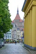 Die Rostocker Marienkirche und die Geb�ude am Universit�tsplatz gesehen vom Klosterhof aus. Aufnahme: 8. Juni 2025.
