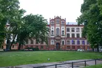 Das Hauptgeb�ude der Universit�t Rostock. Die Universit�t Rostock wurde im Jahre 1419 gegr�ndet und ist damit die dritt�lteste Hochschule Deutschlands sowie die �lteste Universit�t im Ostseeraum. Aufnahme: 8. Juni 2025.