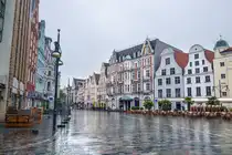 Die Kr�peliner Stra�e ist die Haupteinkaufsstra�e im historischen Zentrum von Rostock. Die Stra�e ist bekannt f�r ihre traditionsreichen, oftmals originalgetreu restaurierten Giebelh�user mit ihren aufwendig gestalteten und farbenfrohen Fassaden. 40 Bauwerke verschiedener Stilepochen – darunter Backsteingotik und -renaissance der Hansezeit, Klassizismus, Barock, Historismus und Postmoderne – stehen auf der Liste der Baudenkmale
Aufnahme: 8. Juni 2025.