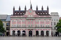Das Rostocker Rathaus mit angrenzender Bebauung. Es ist der �lteste erhaltene Profanbau der Stadt und gilt – wie auch das L�becker Rathaus und das Stralsunder Rathaus – als einer der bedeutendsten Profanbauten der Backsteingotik im Ostseeraum. Aufnahme: 8. Juni 2025.
