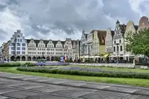 Neuer Markt in der Hansestadt Rostock. Links im Bild: Die S�dseite mit dem Postgeb�ude und dem ehemaligen Landgericht. Rechts im Bild: Verschiedene historische und zu DDR-Zeiten errichtete Giebelh�user. Aufnahme: 8. Juni 2025.