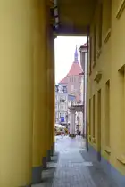 Rostocker Marienkirche gesehen durch eine S�ulengang an dem Universit�tsplatz der Stadt. Aufnahme: 8. Juni 2025.