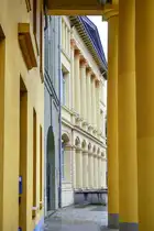 eine S�ulengang an dem Universit�tsplatz der Hansestadt Rostock. Aufnahme: 8. Juni 2025.