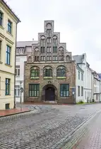 Das Kerkhoffhaus ist ein Patrizierhaus aus dem 15. Jahrhundert in der Hansestadt Rostock. Es befindet sich hinter dem Rathaus und wird heute als Standesamt und Archiv genutzt. Aufnahme: 8. Juni 2025.