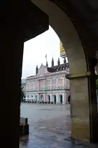 Das Rathaus in Rostock gesehen durch die S�ulengang beim Postamt am Neuen Markt. Aufnahme: 8. Juni 2025.