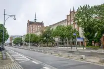 Die Lange Stra�e in Rostock ist eine der beiden West-Ost-Verbindungen im historischen Stadtkern der Hansestadt. Im Zuge des Wiederaufbaus der Innenstadt, der 1949 einsetzte, wollte die Staatsf�hrung der DDR das Erscheinungsbild der Stadt als bedeutendstem Hafen der Republik durch eine prachtvolle, monumentale Magistrale unterstreichen. Sie sollte das neue, sozialistische Rostock symbolisieren.
Aufnahme: 8. Juni 2025.