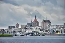 Panorama des Rostocker Stadthafens, mit Nikolaikirche, Marienkirche und Hochh�usern entlang der Langen Stra�e. Im Vordergrund ist der Fluss Warnow. Aufnahme: 8. Juni 2025.