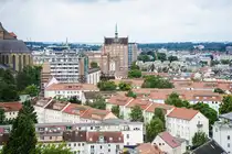 Blick vom Turm der Nikolaikirche ion Rostock. Im Hintergrund ist das Hochhaus an der Langen Stra�e im Stil eines backsteingotischen Giebelhauses zu sehen, ein Wahrzeichen Rostocks, ehemals �Carl-Zeiss-Geb�ude� genannt. Aufnahme: 8. Juni 2025.