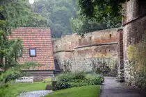 Die mittelalterliche Stadtmauer in Rostock, fotografiert beim Klostergarten. Aufnahme: 8. Juni 2025.