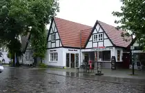 �Achterreeg� (Hochdeutsch Hinterreihe): H�user in der Alexandrinenstra�e in Warnem�nde. Aufnahme: 8. Juni 2025.